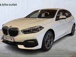 Vit Begagnad 2023 BMW 118 Sport Line Halvkombi | 269 900 kr (Marknadspris)