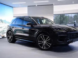 Svart (black) Begagnad 2025 Porsche Cayenne SUV | 1 398 000 kr (Marknadspris)