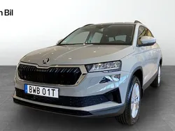 Grå (steel grey) Ny 2025 Skoda Karoq Selection SUV | 352 300 kr (Marknadspris)