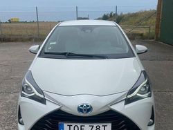 Vit Begagnad 2018 Toyota Yaris Hybrid Halvkombi | 119 000 kr (Marknadspris)