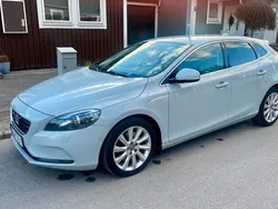 Ljusblå (blå) Begagnad 2013 Volvo V40 Summum Kombi | 129 900 kr (Marknadspris)