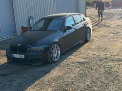 Svart Begagnad 2006 BMW 320 Sedan | 70 000 kr