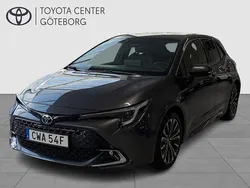 Mörkgrå Begagnad 2024 Toyota Corolla Hybrid Style Halvkombi | 299 900 kr (Marknadspris)