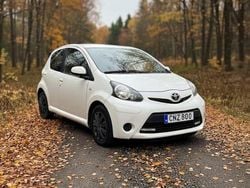 Vit Begagnad 2014 Toyota Aygo Halvkombi | 44 900 kr (Marknadspris)