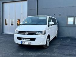 Vit Begagnad 2013 VW Caravelle Comfortline Minibuss | 99 000 kr (Marknadspris)