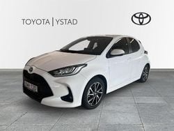 Vit Begagnad 2022 Toyota Yaris Hybrid Active Halvkombi | 229 000 kr (Marknadspris)