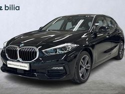 Svart Begagnad 2022 BMW 118 Sport Line Halvkombi | 259 900 kr (Marknadspris)