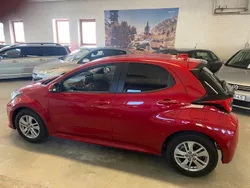 Röd (rödmetallick ) Begagnad 2023 Toyota Yaris Hybrid Active Halvkombi | 219 900 kr (Marknadspris)