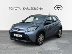 Grå Begagnad 2024 Toyota Aygo Play Halvkombi | 189 000 kr (Marknadspris)