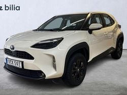 Flerfärgad (vit) Begagnad 2022 Toyota Yaris Hybrid Active SUV | 239 900 kr (Bra pris)