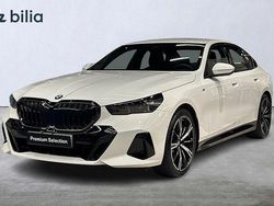 Vit Begagnad 2025 BMW 520 M Sport Sedan | 629 900 kr (Marknadspris)