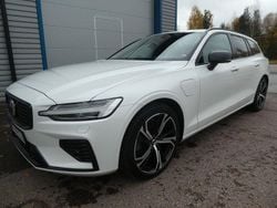 Vit (vitmet.) Begagnad 2023 Volvo V60 R-Design Kombi | 419 000 kr (Bra pris)