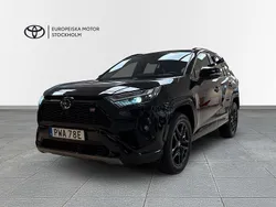 Svart (svartmetallic) Begagnad 2025 Toyota RAV4 Hybrid Sport SUV | 504 900 kr (Bra pris)