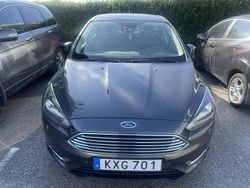 Grå Begagnad 2017 Ford Focus Titanium Halvkombi | 123 500 kr (Marknadspris)