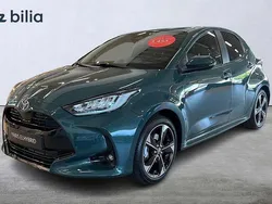 Grön Ny 2025 Toyota Yaris Hybrid Style Halvkombi | 323 800 kr (Marknadspris)