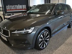 Mörkgrå (pine grey metallic metallic) Begagnad 2021 Volvo V60 CC Kombi | 308 000 kr (Marknadspris)
