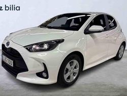 Vit Begagnad 2022 Toyota Yaris Hybrid Active Halvkombi | 229 900 kr (Marknadspris)