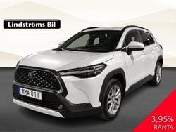 Vit Begagnad 2023 Toyota Corolla Cross Style SUV | 349 900 kr (Marknadspris)