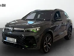 Mörkgrå (dolphin grey metallic) Ny 2025 VW Tiguan R-line SUV | 639 900 kr (Dyr)