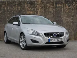 Ljusgrå Begagnad 2012 Volvo V60 Momentum Kombi | 99 900 kr (Marknadspris)
