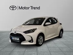 Vit Begagnad 2022 Toyota Yaris Hybrid Active Halvkombi | 219 900 kr (Marknadspris)