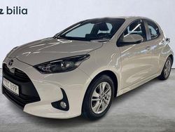 Vit Begagnad 2022 Toyota Yaris Hybrid Active Halvkombi | 219 900 kr (Marknadspris)