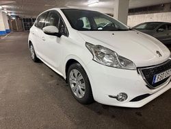 Vit Begagnad 2015 Peugeot 208 Halvkombi | 59 000 kr (Bra pris)