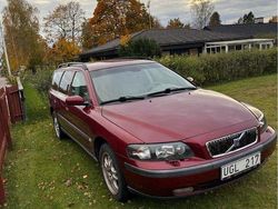 Röd Begagnad 2004 Volvo V70 Kombi | 27 000 kr (Marknadspris)