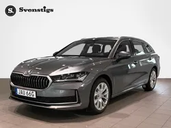 Grå (graphite grey metallic) Begagnad 2024 Skoda Superb Selection Kombi | 379 000 kr (Marknadspris)