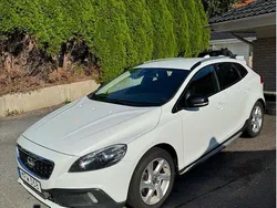 Vit Begagnad 2013 Volvo V40 CC Summum Kombi | 129 900 kr (Marknadspris)