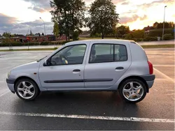 Grå Begagnad 2001 Renault Clio II Halvkombi | 18 000 kr (Marknadspris)