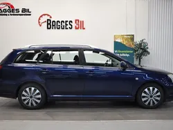 Mörkblå Begagnad 2003 Toyota Avensis Kombi | 29 900 kr (Marknadspris)