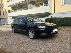 Svart Begagnad 2015 Skoda Superb Ambition Kombi | 89 000 kr (Bra pris)