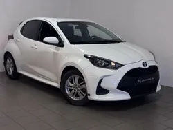 Vit Begagnad 2021 Toyota Yaris Hybrid Active Halvkombi | 144 900 kr (Superpris)