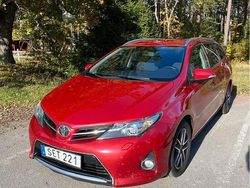 Röd Begagnad 2015 Toyota Auris Touring Sports Edition Kombi | 70 000 kr (Marknadspris)