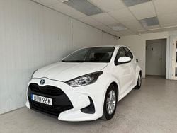 Vit Begagnad 2022 Toyota Yaris Hybrid Active Halvkombi | 139 900 kr (Marknadspris)