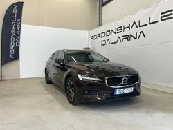 Mörkbrun Begagnad 2019 Volvo V60 Momentum Kombi | 244 900 kr (Marknadspris)