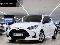 Vit Begagnad 2021 Toyota Yaris Hybrid Style Halvkombi | 179 900 kr (Marknadspris)