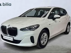 Vit Begagnad 2023 BMW 225 Active Tourer Minibuss | 339 900 kr