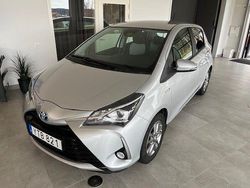 Silver Begagnad 2017 Toyota Yaris Hybrid Active Halvkombi | 164 500 kr (Marknadspris)