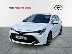 Vit Begagnad 2021 Toyota Corolla Hybrid Style Halvkombi | 239 000 kr (Marknadspris)