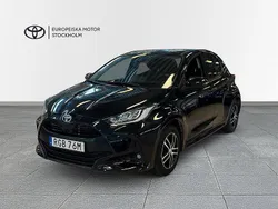 Svart Begagnad 2023 Toyota Yaris Hybrid Active Halvkombi | 244 900 kr (Marknadspris)