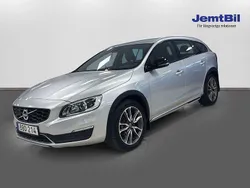 Silver Begagnad 2016 Volvo V60 CC Summum Kombi | 219 000 kr (Marknadspris)