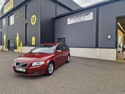 Mörkröd (röd) Begagnad 2011 Volvo V50 Momentum Kombi | 62 900 kr (Marknadspris)