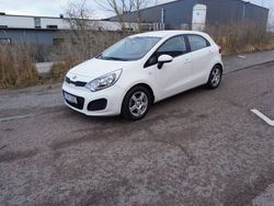 Vit Begagnad 2014 Kia Rio 4 Halvkombi | 89 900 kr (Marknadspris)