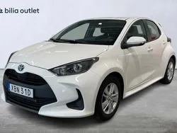 Vit Begagnad 2023 Toyota Yaris Hybrid Active Halvkombi | 224 000 kr (Marknadspris)