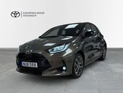Grön Ny 2025 Toyota Yaris Hybrid Style Halvkombi | 294 900 kr (Marknadspris)