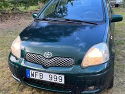Grön Begagnad 2004 Toyota Yaris Halvkombi | 39 500 kr (Marknadspris)