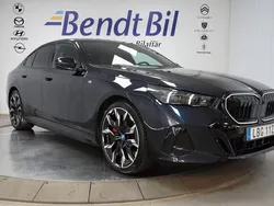Carbon black metallic Begagnad 2024 BMW 550e M Sport Sedan | 919 500 kr (Superpris)
