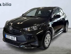 Svart Begagnad 2025 Toyota Yaris Hybrid Halvkombi | 239 800 kr